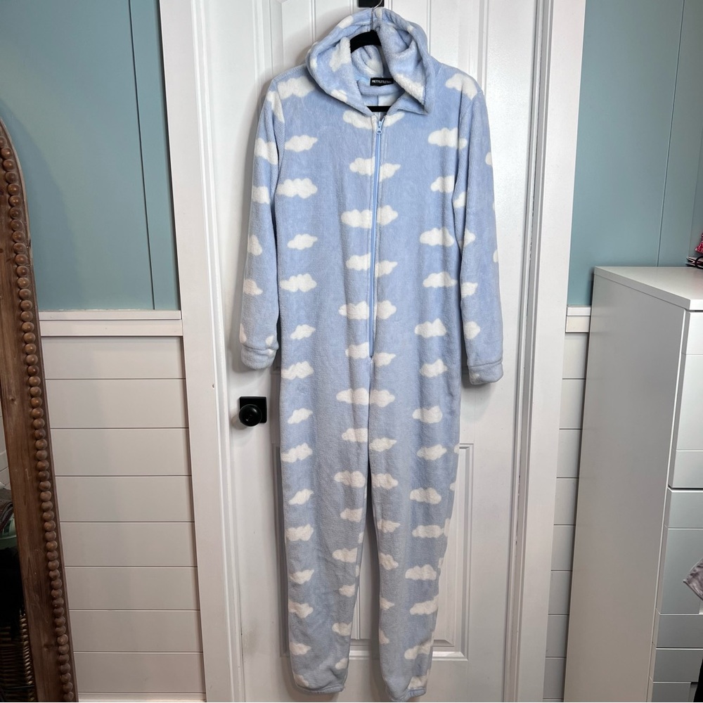 PrettyLittleThing Women’s Blue Cloud Print Fleece Onesie Pajamas. Size Medium.